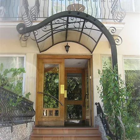 Chrielka Aparthotel