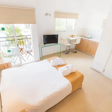 Chrielka Aparthotel 3*